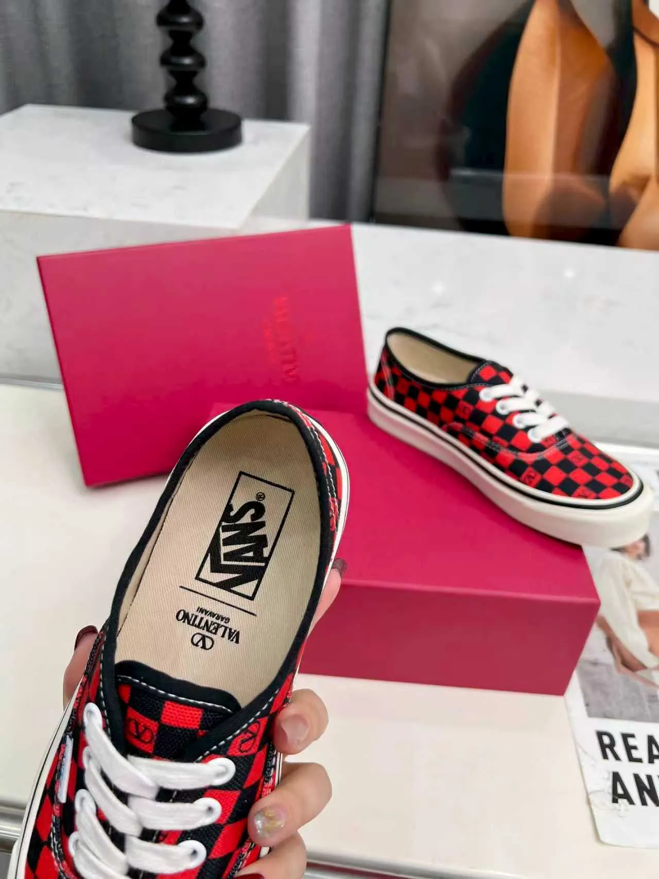 [Valentino Giving classic shoes a personality that spans the ages. Many celebrities - Jolin Tsai. Yang Zi. Liu Wen. Ma Baiquan. Choi Soobin. freen. Song Zuer. JJ Lin. zel. Cecilia Cheung. shark. Xin Yunlai...same style.